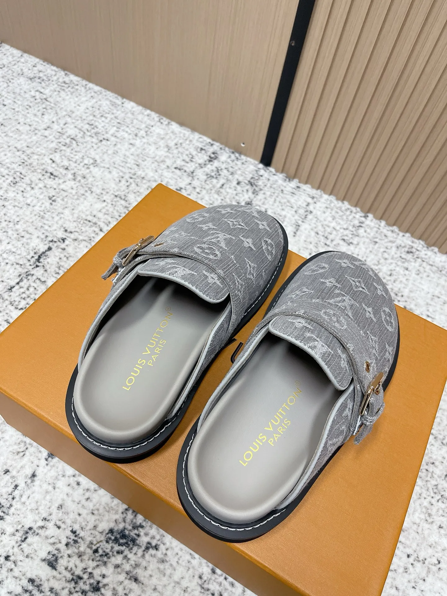 [L Family] P: 460💰 Size: 35-46 (female 40.41, male 45 46 custom-made) Top version Louis vuitton Lv new couple Birkenstock slippers. Cute and cute, not too good on the feet. Simple and high-end slingback design. Ready to wear and go. Good news for lazy people. Imported cowhide leather upper/imported old calico. Original hardware buckle, original molded high-density foam outsole.